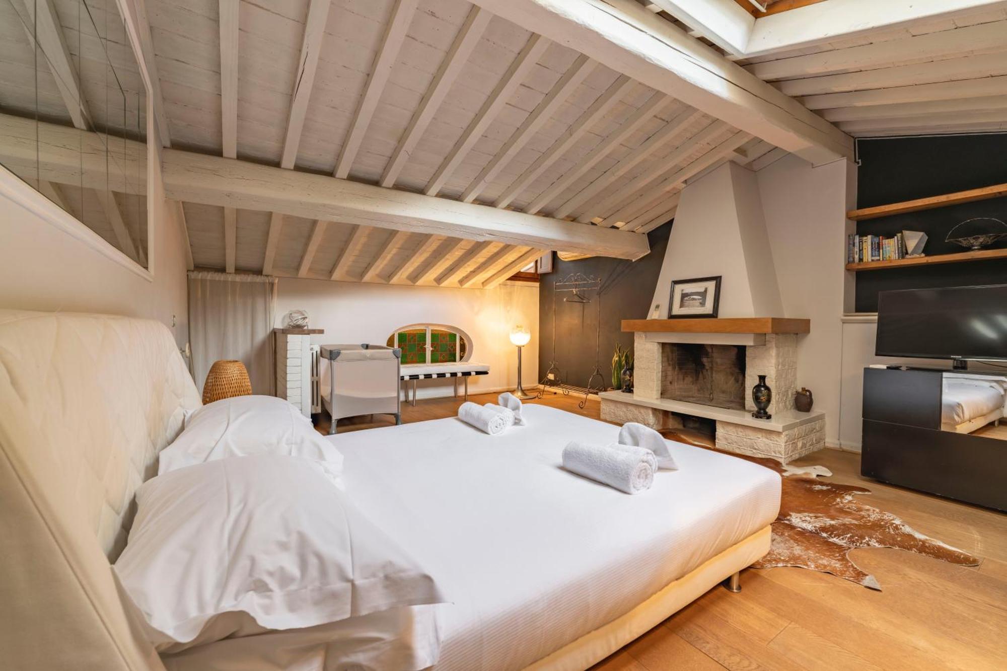 Elegant Penthouse In Santo Spirito Florencia